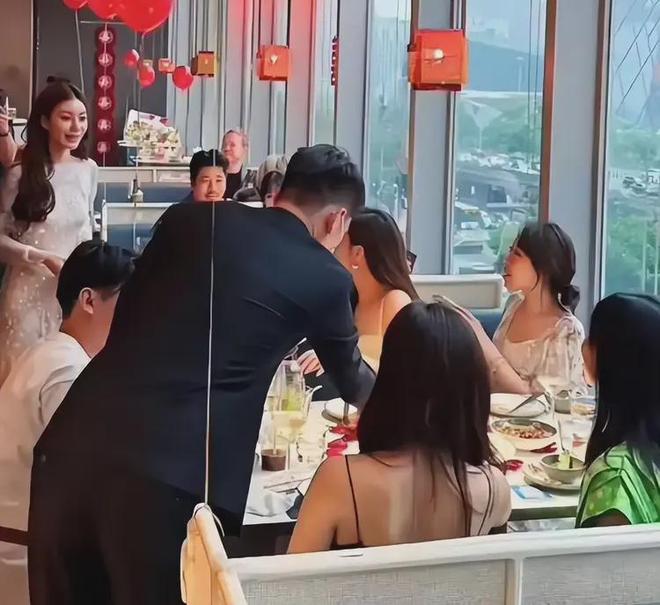 窗户上贴大喜字餐桌撒满玫瑰花汪小菲马筱梅婚礼前招待宾客：