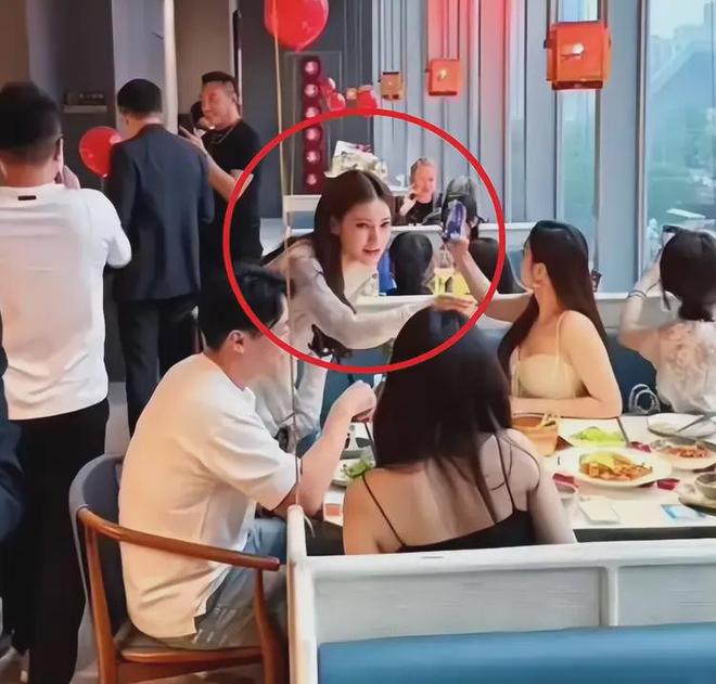 窗户上贴大喜字餐桌撒满玫瑰花汪小菲马筱梅婚礼前招待宾客：(图2)