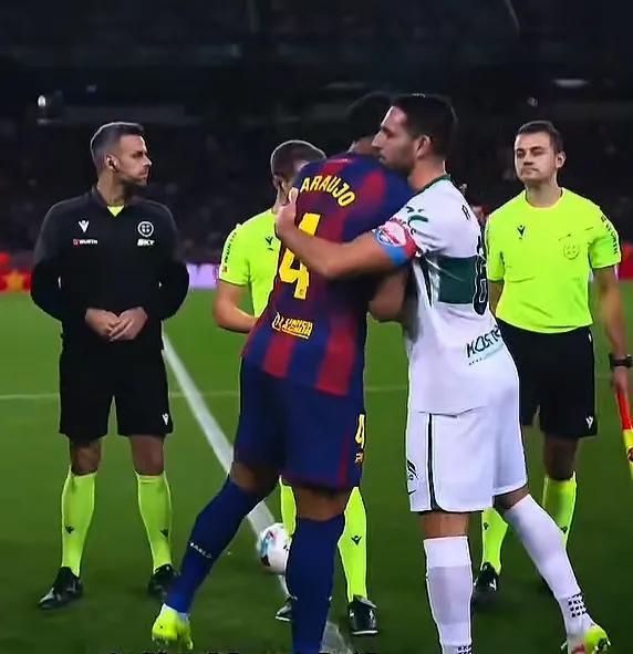 队徽表忠心拉师傅爆射终破心魔巴萨2分钟2连击亚马尔亲吻(图8)