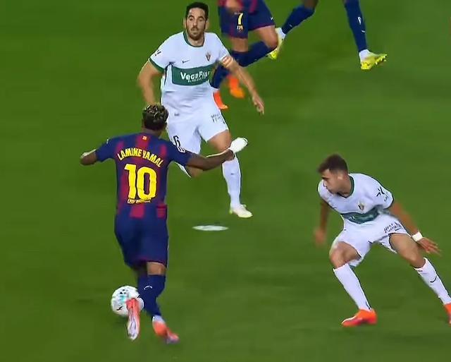 队徽表忠心拉师傅爆射终破心魔巴萨2分钟2连击亚马尔亲吻(图11)